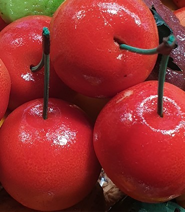 Cerise rouge en pâte d'amandes