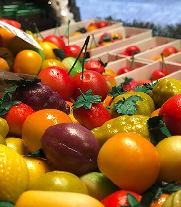 Assortiment de petits fruits en pâte d'amandes