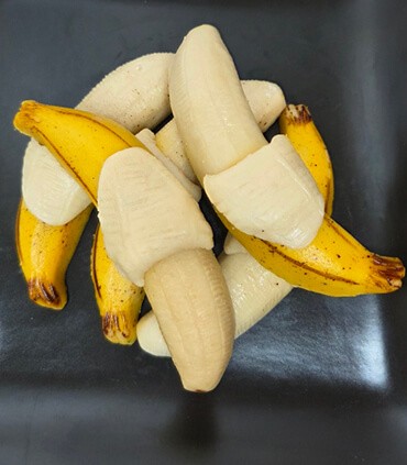 Banane épluchée en pâte d'amandes
