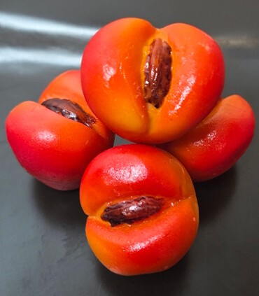 Pêche ouverte en pâte d'amandes